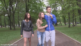 Порно русских свингеров! Юрка и Санька насаживают на куканы девушек друг друга